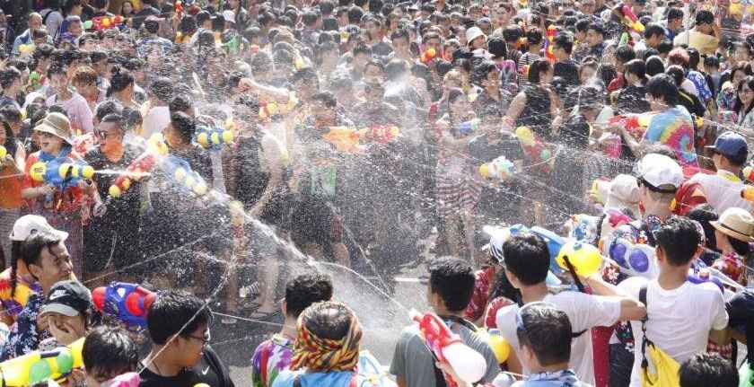 rakyat Thailand menyambut pesta Songkran